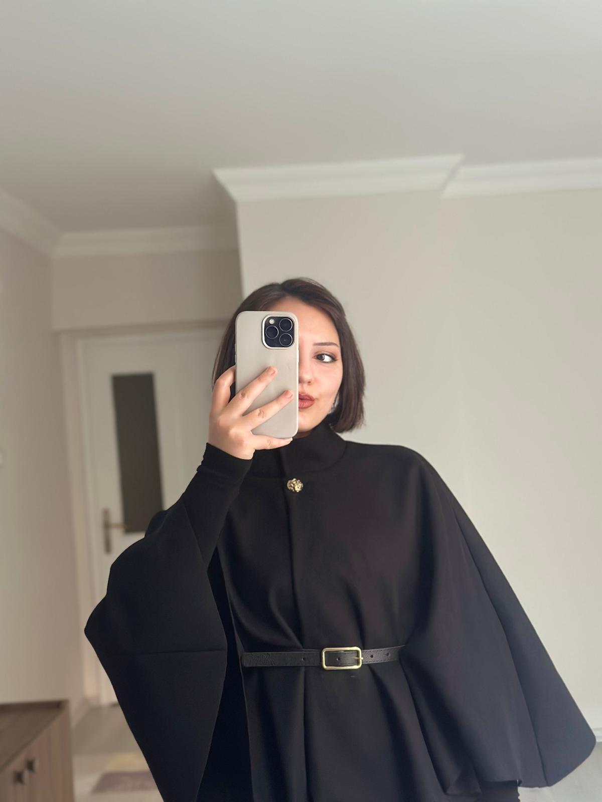 Gold Düğme Detaylı Kemerli Panço Siyah